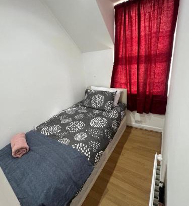 College Park and Old Oak House | Good Priced Single Rooms in East Acton