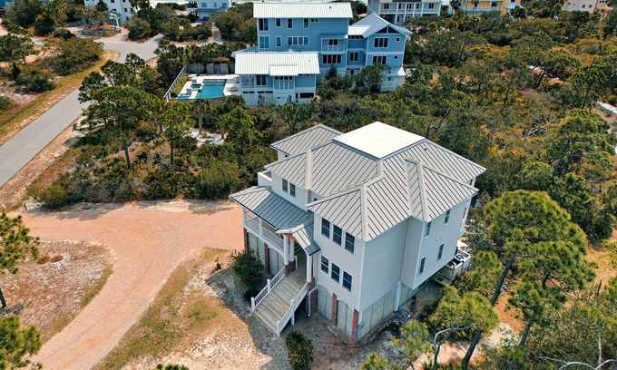 Plantation House | Good Vibes 6 BR Pool Elevator Short Walk to Beach