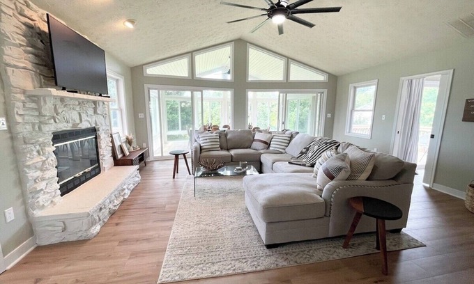 Twin Oaks House | Good Vibes LKA. Lake View w/Covered Boat Slip