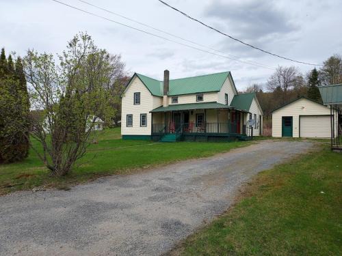 Bakers Mills House | Gore Mtn Camp, 4BR, Office, 1GB WiFi, rafting, caves