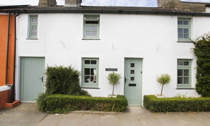 Rhoscolyn Cottage | GORFFWYSFA, family friendly, with a garden in Four Mile Bridge