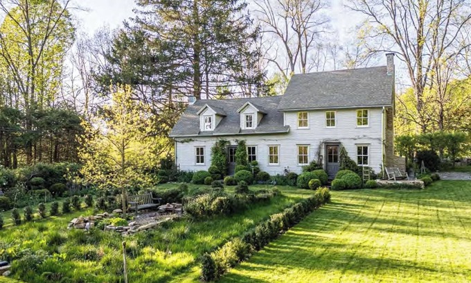 Wingdale House | Gorgeous 1822 Farmhouse and gardens, featured in Better Homes & Gardens Magazine