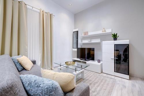 Tower Road Apartment | Gorgeous 1BR Apartment steps to the Promenade