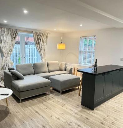 Sefton Park Apartment | Gorgeous 2 bed apartment with free parking near, Sefton Park, Palm House, Lark Lane, Liverpool and Everton football clubs