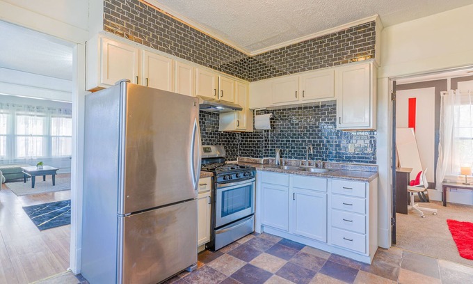 Payne - Phalen Apartment | Gorgeous 3 bedroom getaway 5 minutes from downtown St.Paul