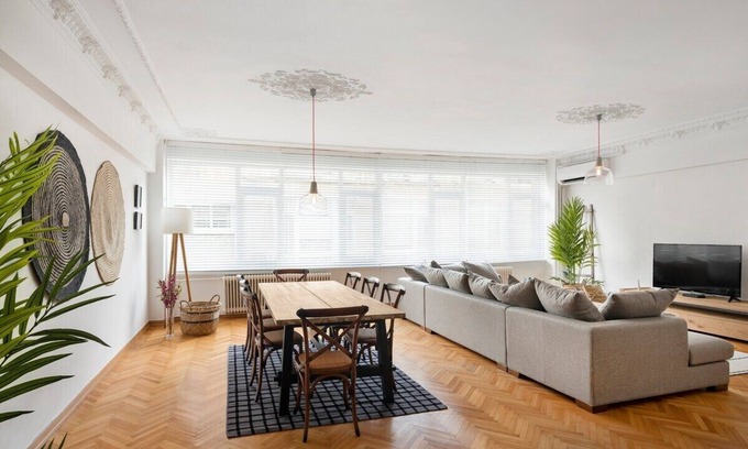 Bebek Apartment | Gorgeous 4 bed, 1.5 bathroom bright high ceiling home in the heart of Bebek