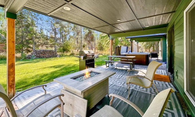 Wagon Wheel Cabin | Gorgeous 4 Bedroom Cabin w/Hot Tub in Donnelly!