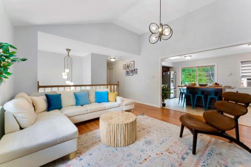 East Stroudsburg House | Gorgeous 4BR Home with Hot Tub,Pool& Sauna