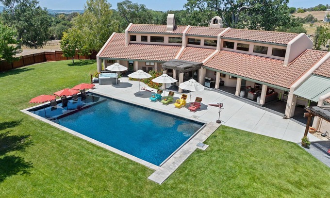 Atascadero House | Gorgeous 5-bedroom, sleeps 12, centrally located, spa, pool, spacious & relaxing
