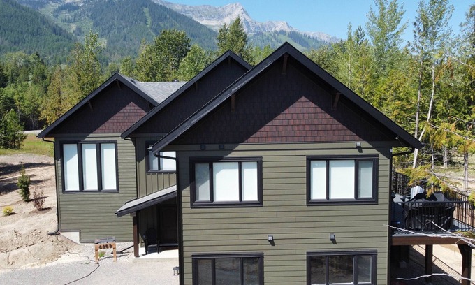 East Kootenay Ski Chalet | Gorgeous 6 Bedroom with 2 Hot Tubs