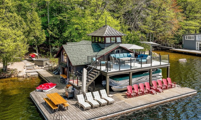 Port Carling Villa | Gorgeous 6bed 3bath cottage on Lake Muskoka! West Exposure! Beach! Hot Tub!