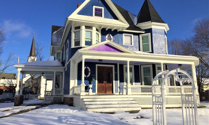 Eastern Vermont House | Gorgeous and luxurious 6-bedroom Victorian mansion with AC and WiFi near Stowe