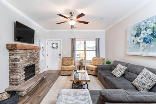 Townsend House | Gorgeous Cades Cove Condo with Community Pool