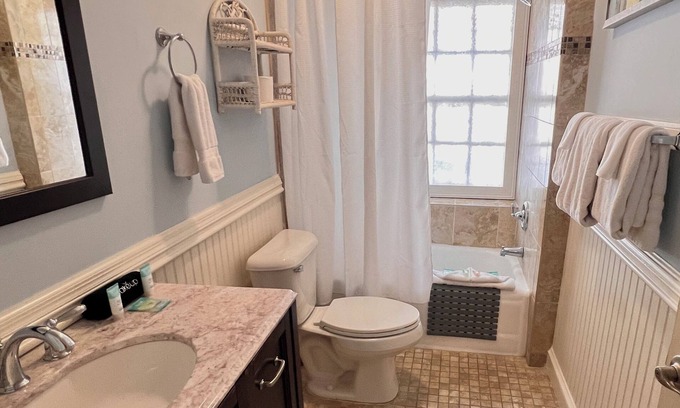 Old West Broad Neighborhood Apartment | Gorgeous Ground Level Getaway - Historic District Savannah near Forsyth Park