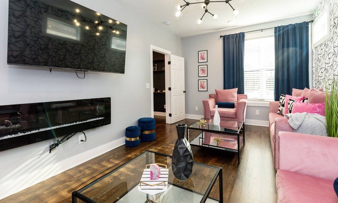 Maxwell House | Gorgeous Home - 6min to DT - 4BR