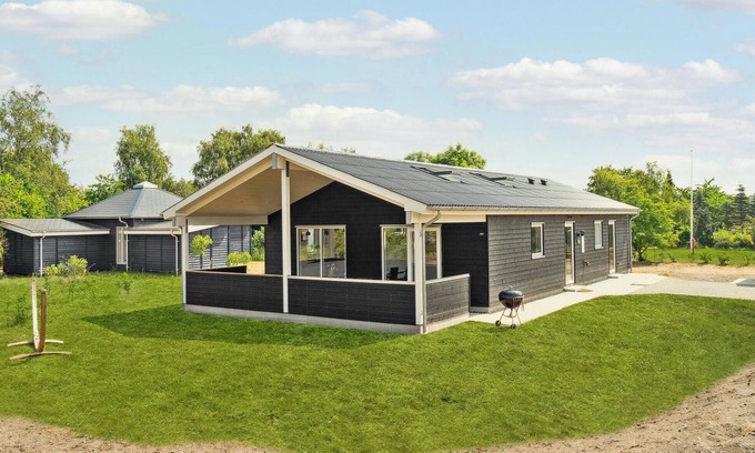 Hoensinge House | Gorgeous home in Vig with kitchen