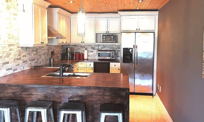 Puslinch House | Gorgeous lakefront getaway mere minutes from city amenities- with hot tub!
