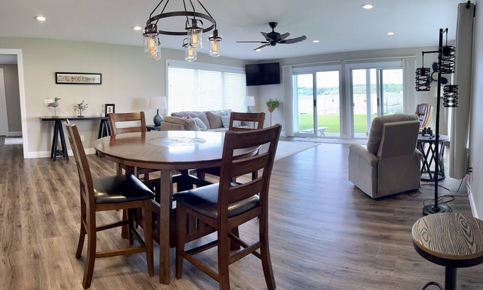 Niobe Apartment | Gorgeous lakefront vacation stay at The White Lakehouse