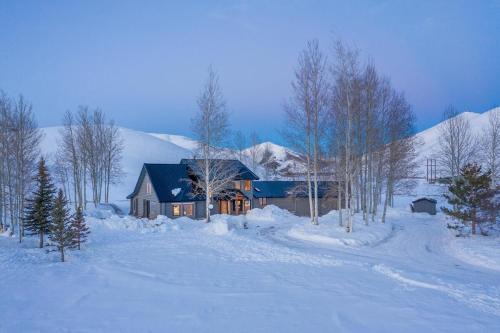 Hailey House | Gorgeous Log Cabin Close to Town with Hot Tub