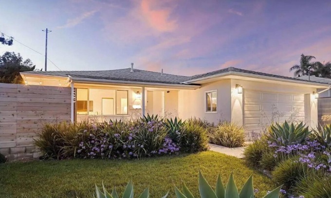 Fire Mountain House | Gorgeous mid century modern home near beach