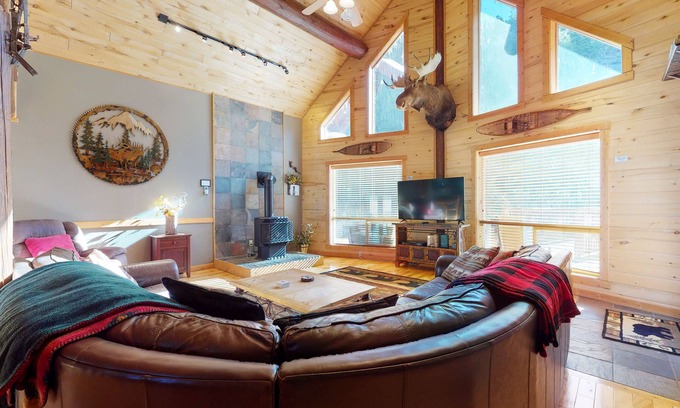 South Fork Cabin | Gorgeous riverfront home with private hot tub/deck/free WiFi/full kitchen