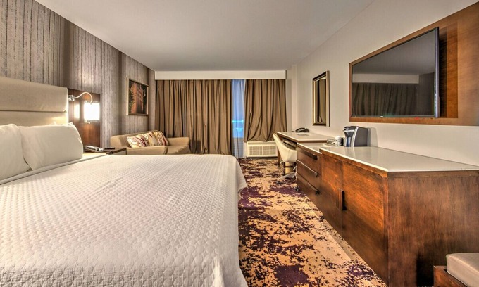 US 290 House | Gorgeous Room w/ Modern Design & Private Balcony