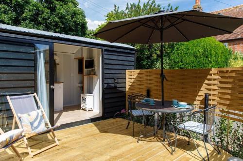 West Wittering House | Gorgeous Shepherds Hut - Walk to Beach & Pub