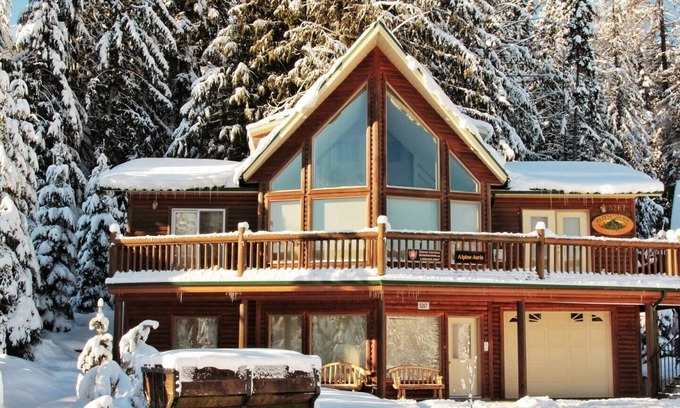 East Kootenay Ski Chalet | Gorgeous Ski In/Out Chalet. Private Hot Tub