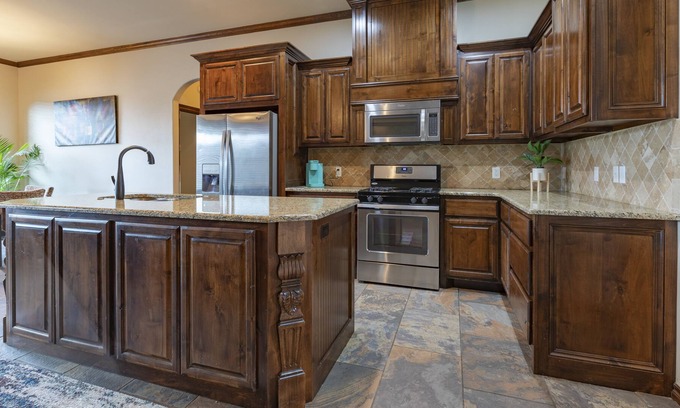 Wheatland House | Gorgeous, Spacious 4 Bedroom 🏡 Minutes from Airport and Downtown ✈️