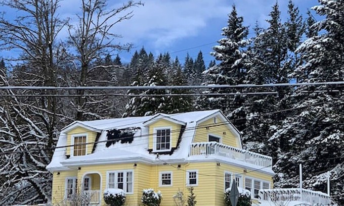 Camas House | Gorgeous vintage home near Portland airport and Columbia River Gorge