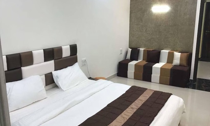 Kandivali Hotel | Goroomgo Avirahi Mumbai