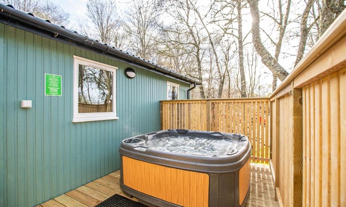 East Lewiston Apartment | Gorse Lodge 9 with Hot Tub