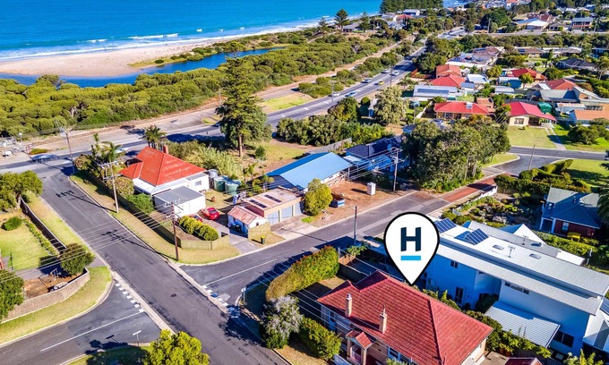 McCracken House | Grace Cottage - Pet Friendly - Fenced - Beach