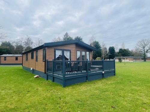 Allerthorpe Cabin | Grace Louise Retreat with Hot Tub