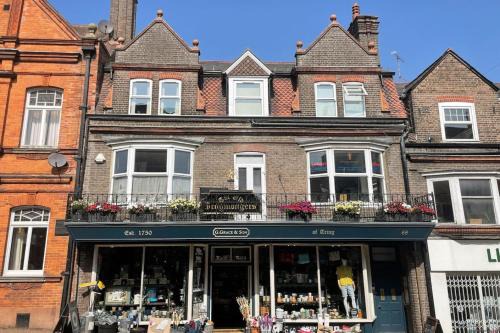 Tring Apartment | Grace's Guesthouse 68b