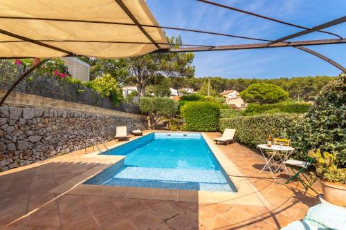 Carqueiranne Apartment | Gracious AC one bedroom with garden and pool - Dodo et Tartine