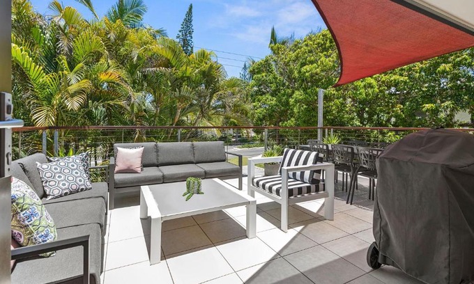 Sunshine Beach House | Graebill 2 Bedroom 2 Bathroom Light and Spacious Duplex Walk to Beach Great Outdoor Entertaining Area