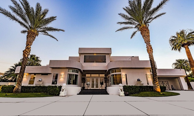 Canyon Gate House | Graffiti Mansion Las Vegas