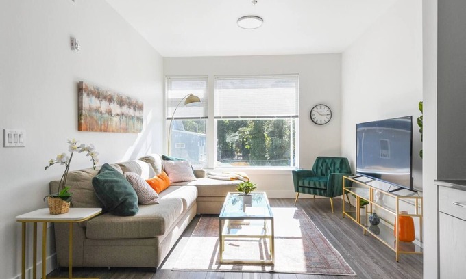 East Orange Hotel | Grand | 2BR | 2 Bath | Free Parking | 30 min NYC!
