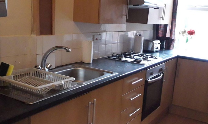Trafford House | Grand 4-bed Quasi Semi House in Manchester