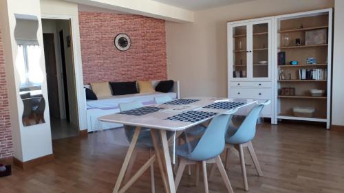 Tregastel Apartment | Grand Appartement côte de granit rose plages et commerces à proximité