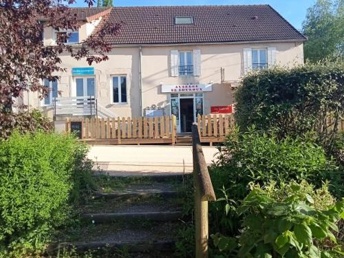Louroux-de-Bouble House | Grand gîte familial avec terrasse et animaux acceptés à Louroux - FR-1-489-569