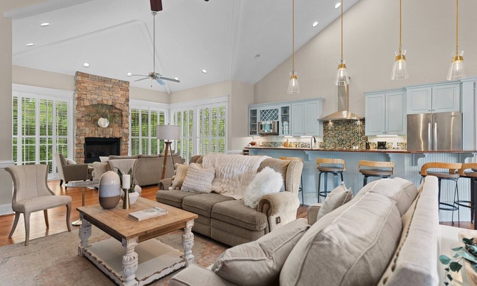 Hampstead House | Grand Home on 10 Acres in Surf City w/Private Pond!