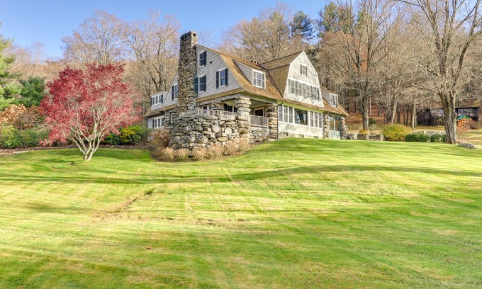 New Preston House | Grand Lakefront Home in Warren w/Expansive Patio!