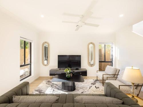 Sunnybank House | Grand Luxe Oasis Prime Location Balcony and Patio