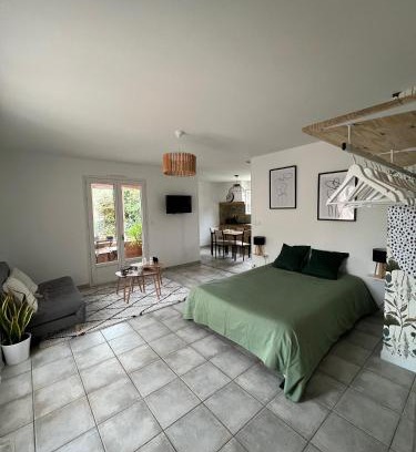 Auch Apartment | Grand studio avec véranda et parking