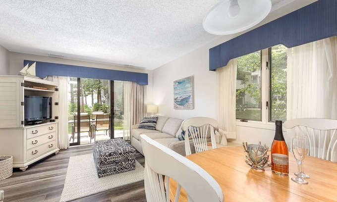 Williamsburg Condo | 🏖️ Grand Traverse Bay Lake View Condo ➠ 5682