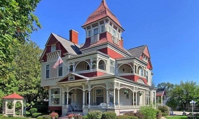 Bellaire Bed & Breakfast | Grand Victorian B&B Inn