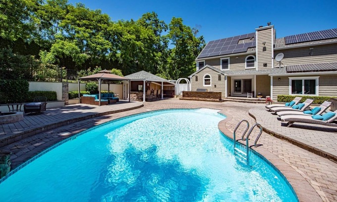 East Shoreham House | Grand Villa: Resort Style,Heated Pool,Sauna,Gym,Basketball Court