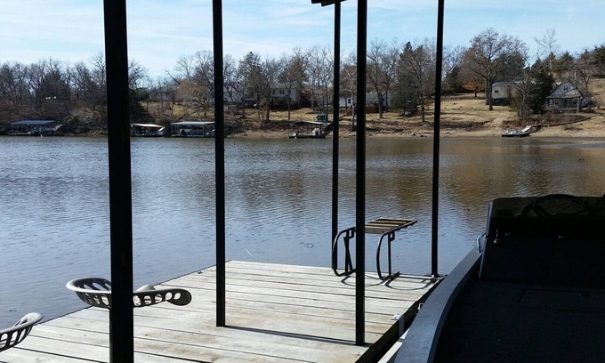 Warsaw House | GRANDMA'S GET-A-WAY (Water Front property) WIFI. Private covered one bay dock.